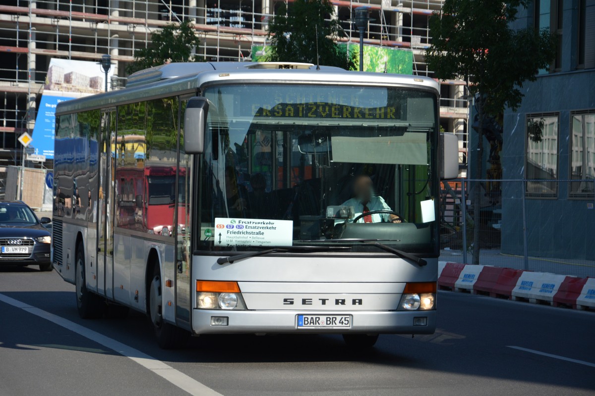 BAR-BR 45 fährt am 18.07.2015 für die S-Bahn Berlin Schienenersatzverkehr. Aufgenommen wurde ein Setra S 315 NF / Berlin Rahel-Hirsch-Straße.
