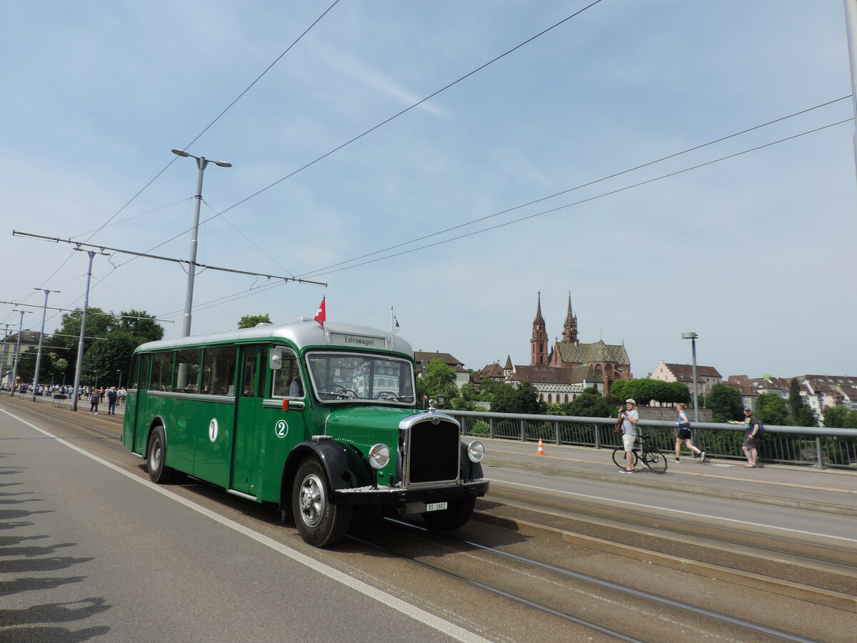 Basel - 22. Mai 2022 : Saurer CT1D R&C - Jahrgang 1930 - auf der Wettsteinbrücke aufgenommen.