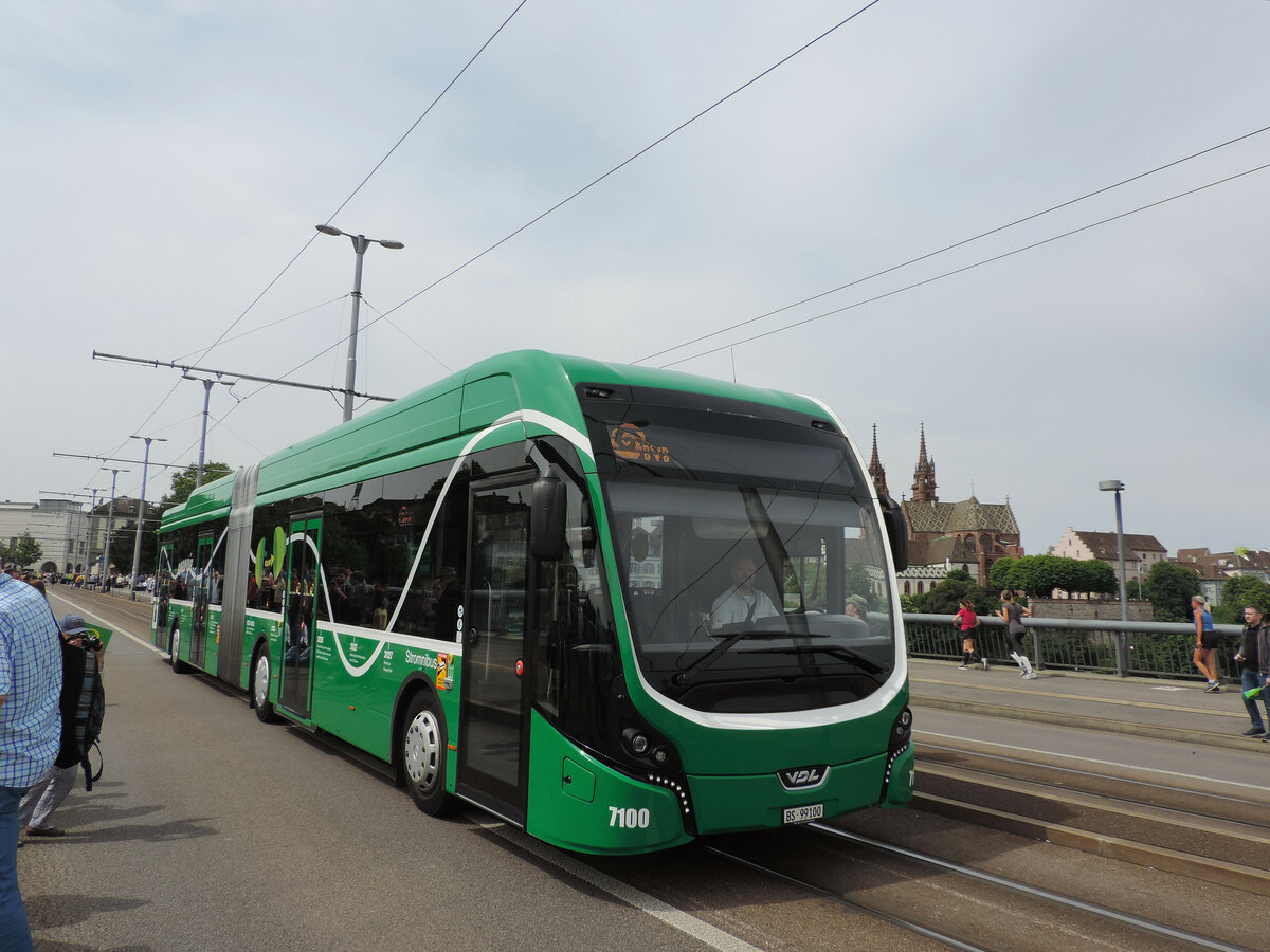 Basel - 22. Mai 2022 : VDL Citea SLFA 181 Elektrobus, Wagen 7100, als Sonderleistung auf der Wettsteinbrücke aufgenommen.