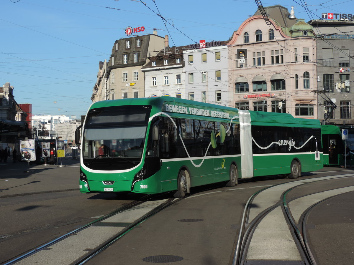 Basel - BVB - 14.02.2019 : der erste Elektrobus ist in Basel eingetroffen. Es handelt sich um un VDL Citea SFLA 181. Dieser wird auf die Linien 30 und 50 eingesetzt. Bis 2027 sollen in Basel nur noch Elektrobusse fahren. Hier vor dem SBB Bahnhof.