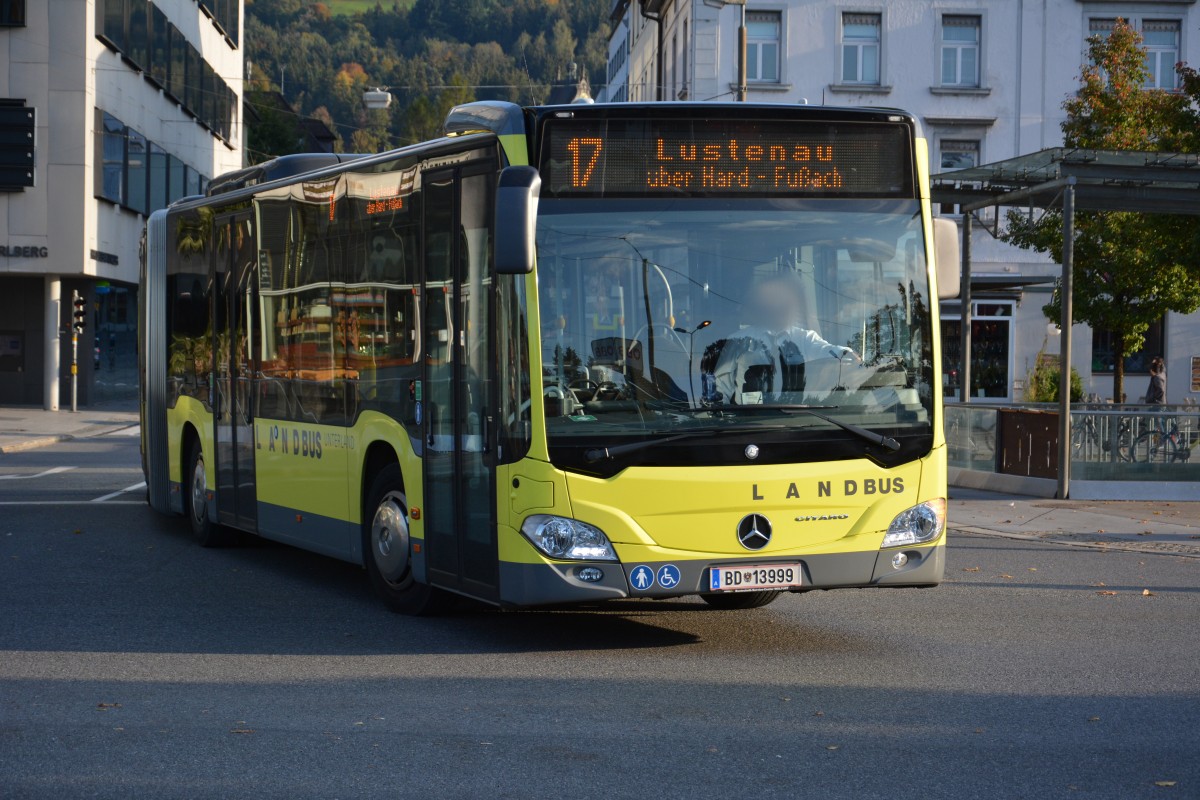 BD-13999 (Mercedes Benz Citaro der 2. Generation) fährt am 11.10.2015 auf der Linie 17 nach Lustenau über Hard und Fußach. Aufgenommen am Bahnhof Bregenz in Österreich / Landbus Unterland.
