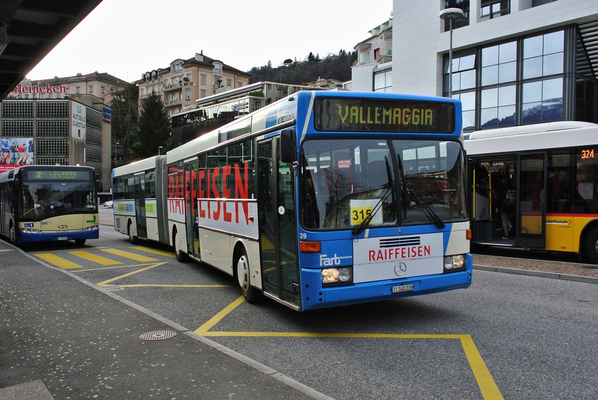 Bei der Fart steht sogar noch ein 405G im Einsatz. Der Wagen wird planmssig nur Mo-Fr jeweils auf einem Kurs ab Locarno ins Vallemaggia eingesetzt. Im Bild ist Wagen 39 beim Bahnhof Locarno, 08.03.2017.