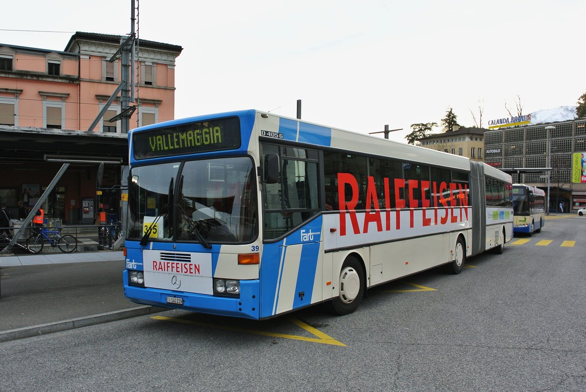 Bei der Fart steht sogar noch ein 405G im Einsatz. Der Wagen wird planmssig nur Mo-Fr jeweils auf einem Kurs ab Locarno ins Vallemaggia eingesetzt. Im Bild ist Wagen 39 beim Bahnhof Locarno, 08.03.2017.