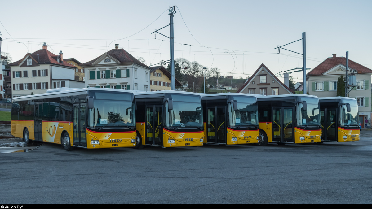 Beim Bahnhof Heiden stehen am 7. Dezember 2015 fünf neue Iveco-Busse für Postauto.