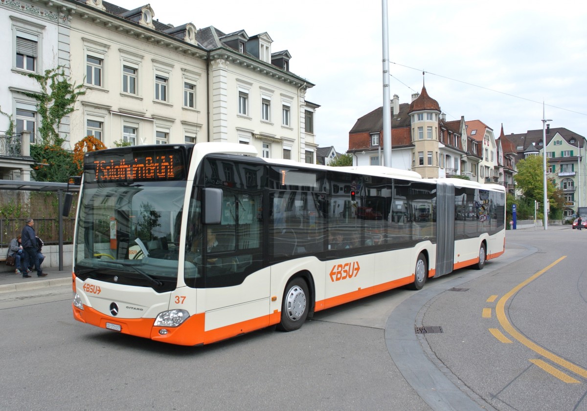 Beim BSU sind seit kurzem die ersten Citaro C2G im Einsatz. Im Bild ist Wagen Nr. 37 auf der Linie 7 beim Hauptbahnhof Solothurn, 01.10.2013.

