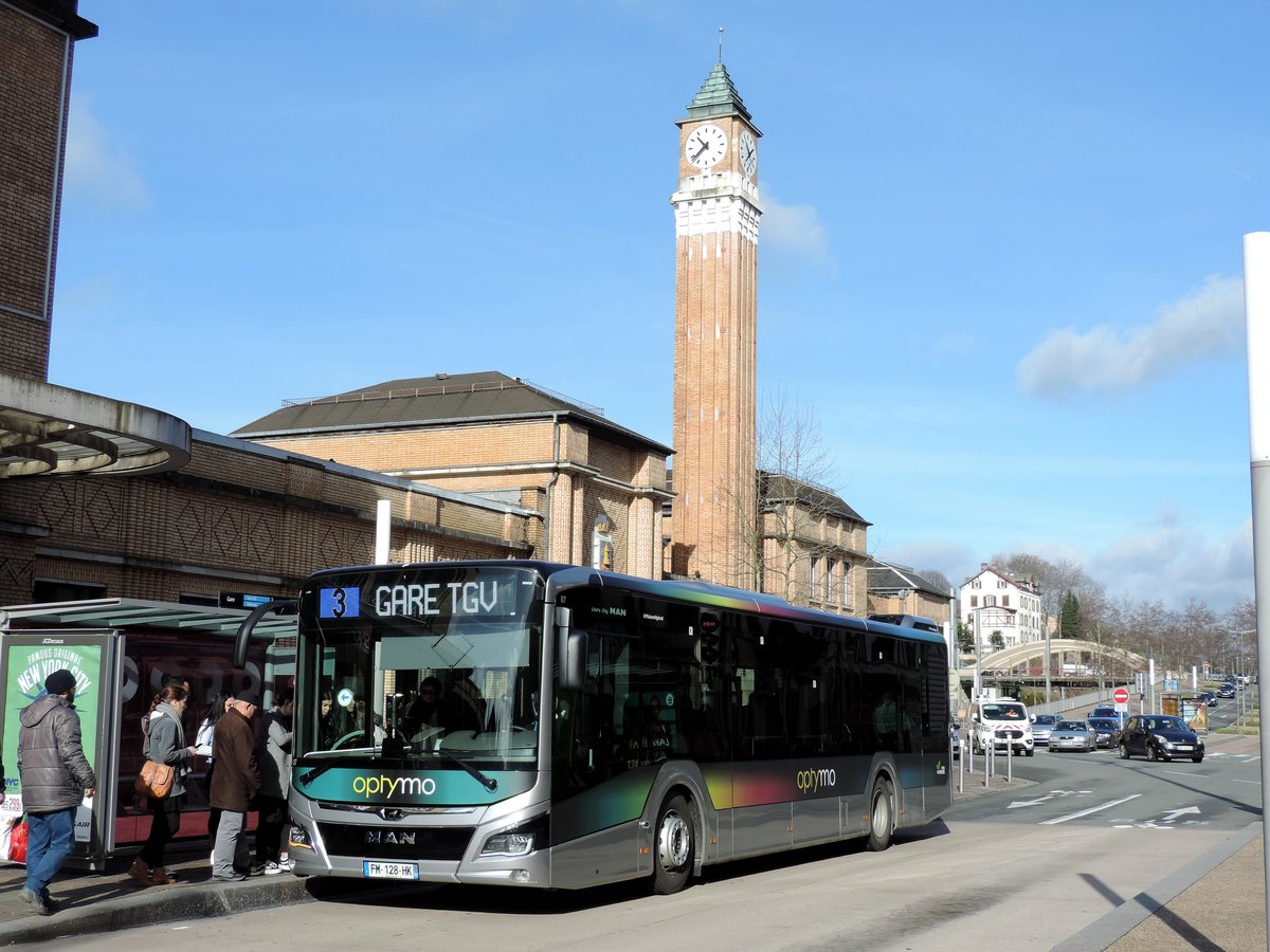 Belfort - 21. Februar 2020 : Hybridbus Lion's City 12 auf der linie 3 vor dem Bahnhof im Einsatz.