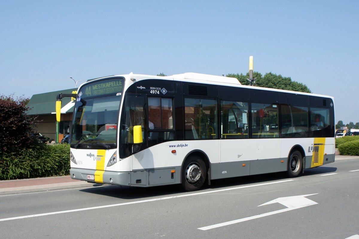 Belgien / Bus Knokke-Heist: Van Hool New A309 von De Lijn (Wagen 4974), aufgenommen im Juli 2021 im Stadtgebiet von Knokke-Heist.