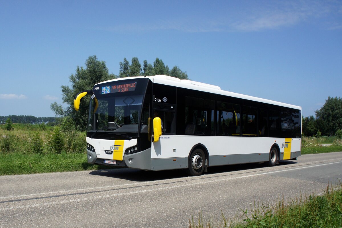 Belgien / Niederlande / Bus Zeeland: VDL Citea SLE 120 von De Lijn (Wagen 2166), aufgenommen im Juli 2021 in der Nähe von Schoondijke (Gemeinde Sluis).