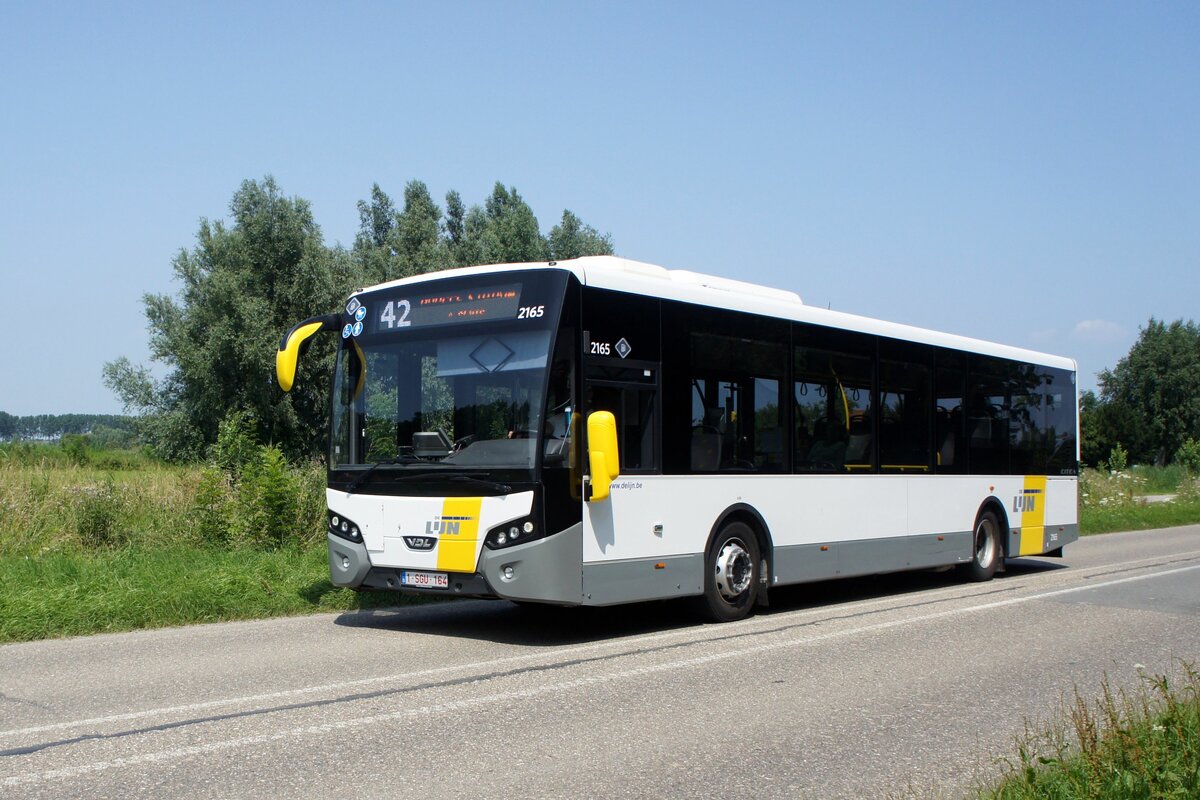 Belgien / Niederlande / Bus Zeeland: VDL Citea SLE 120 von De Lijn (Wagen 2165), aufgenommen im Juli 2021 in der Nähe von Schoondijke (Gemeinde Sluis).