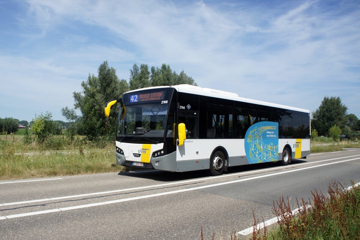 Belgien / Niederlande / Bus Zeeland: VDL Citea SLE 120 von De Lijn (Wagen 2166), aufgenommen im August 2022 in der Nähe von Schoondijke (Gemeinde Sluis).