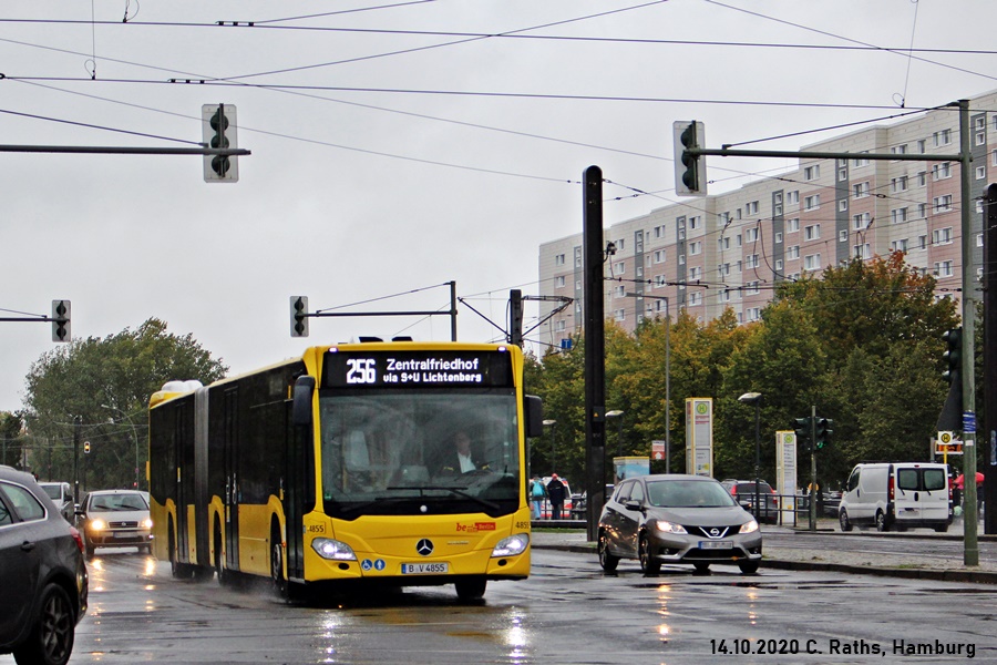 Berlin: BVG Wagen 4855 (C2 GN18) , B V 4855 , auf Linie 256 Richtung Zentralfriedhof via S+U Lichtenberg kurz vor Erreichen der Haltestelle Prerower Platz auf der Falkenberger Chaussee am 14.10.2020