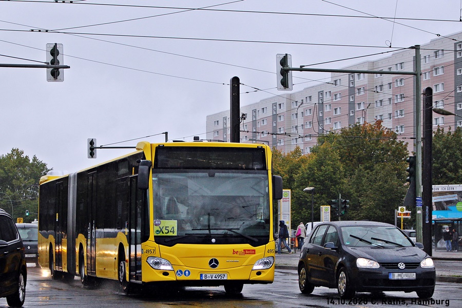 Berlin: BVG Wagen 4957 (C2 GN19) , B V 4957 , auf Linie X54  kurz vor Erreichen der Haltestelle Prerower Platz auf der Falkenberger Chaussee am 14.10.2020