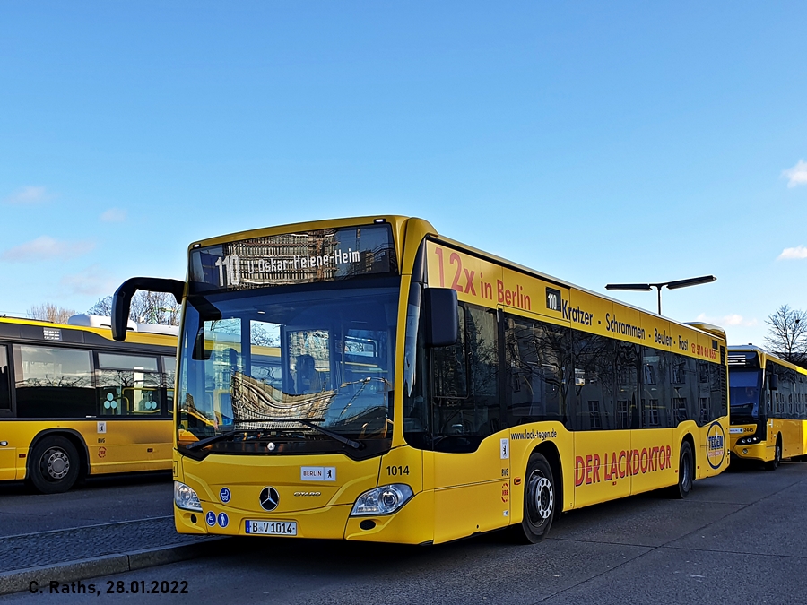 Berlin, Hertzallee: BVG Wagen 1014 (B V 1014) mit Werbung für Tegen - Der Lackdoktor am 28.01.2022