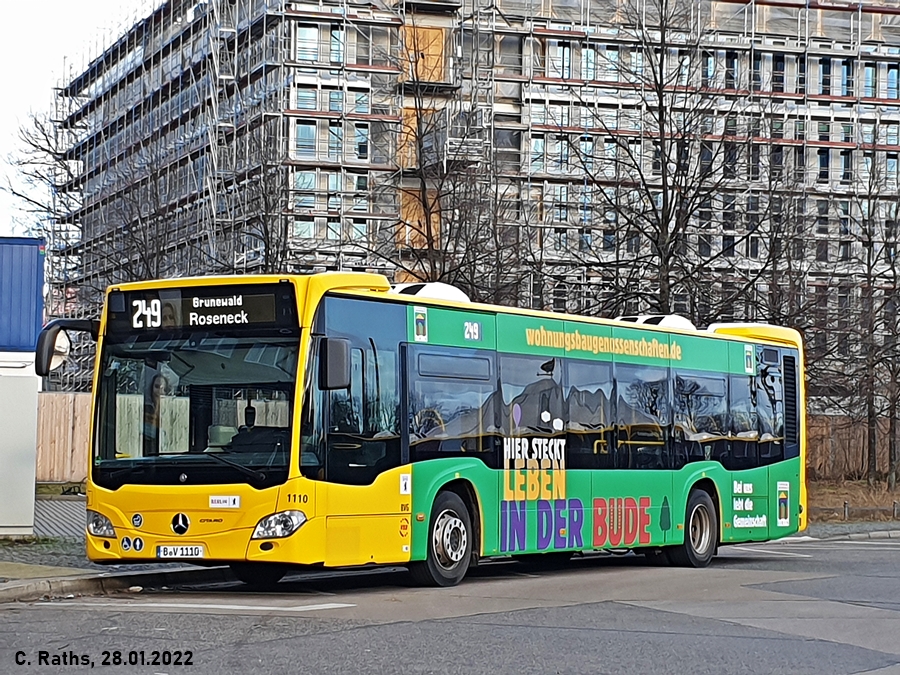 Berlin, Hertzallee: BVG Wagen 1110 (B V 1110) mit Werbung für die Berliner Wohnungsbaugenossenschaften (linke Fahrzeugseite und Heck) und der Wohnungsbaugenossenschaft Köpenick Nord (rechte Fahrzeugseite) am 28.01.2022