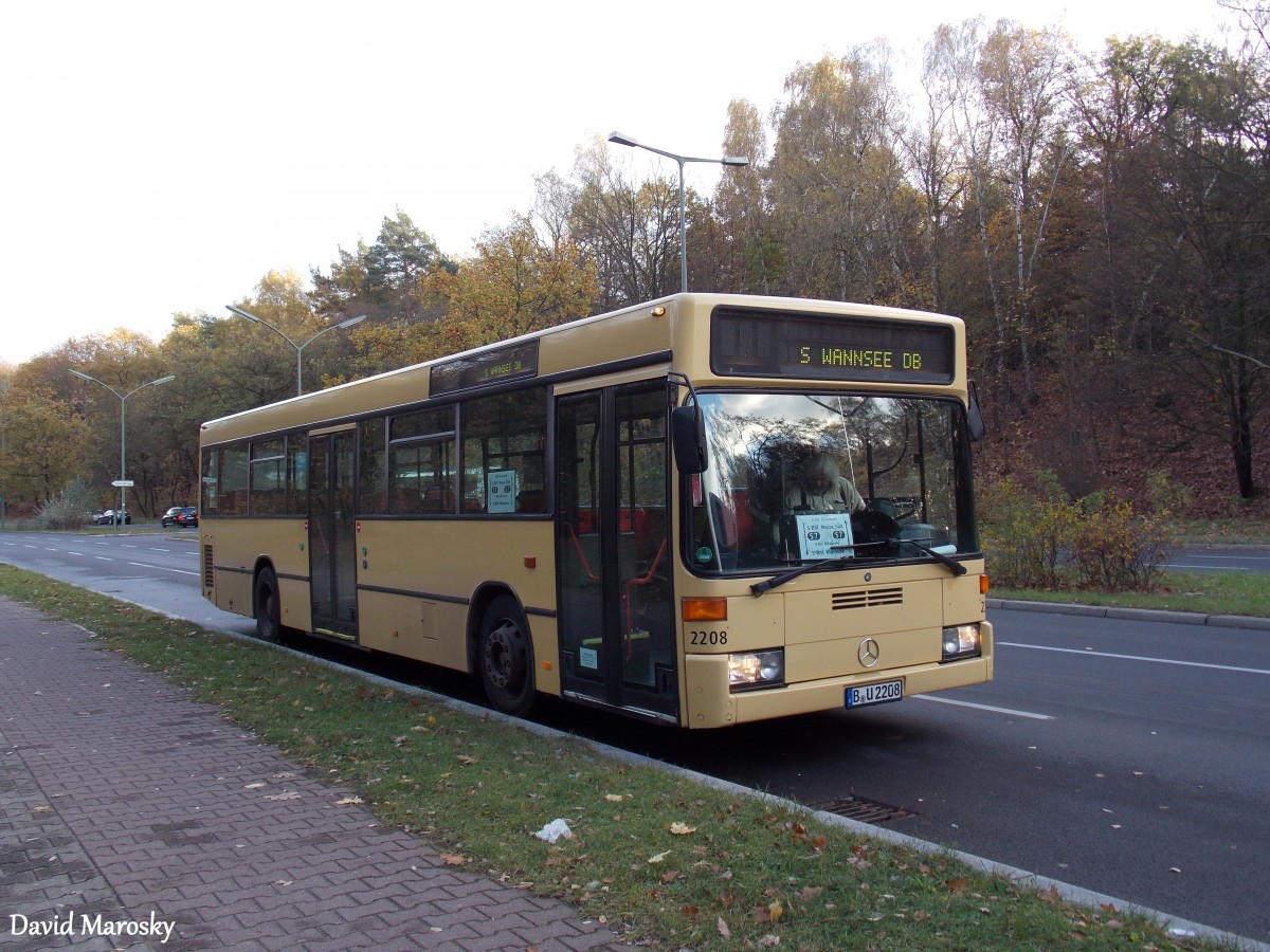 Berlin, Potsdamer Chaussee am 03.11.2013 - Der einzige O405N der Firma Berlin City Tour auf dem Stadtbahn SEV. (ex BVG 2208)