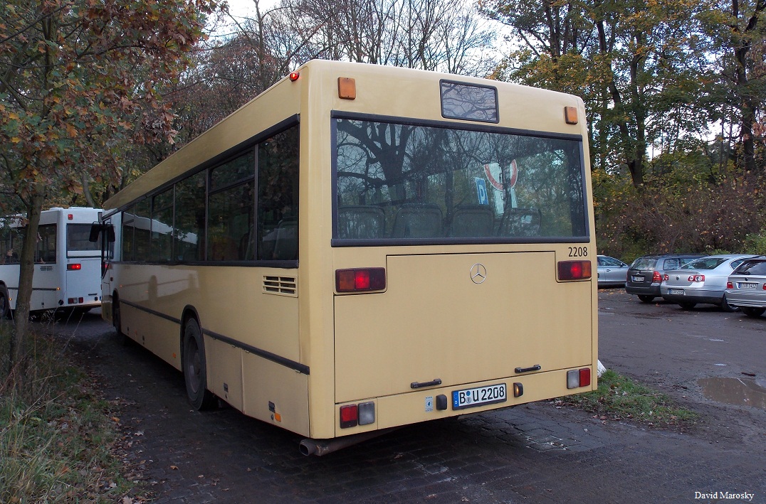 Berlin, S Grunewald am 03.11.2013 - Der einzige O405N der Firma Berlin City Tour auf dem Stadtbahn SEV. (ex BVG 2208)