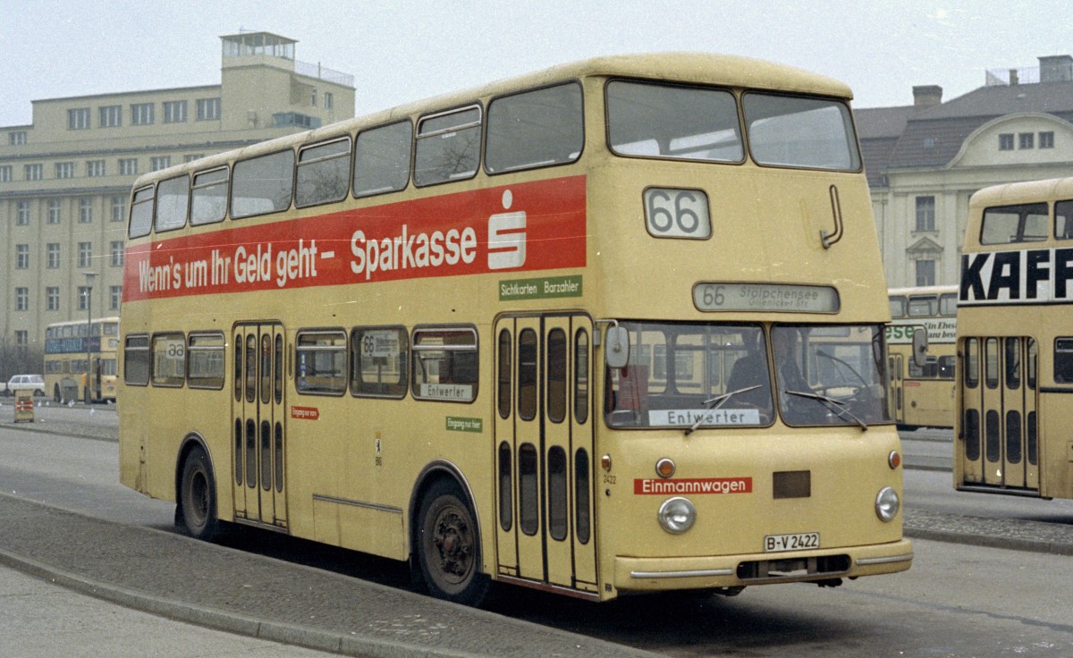 Berlin (West) BVG Buslinie 66 (Büssing DE 2422) Charlottenburg, Hertzallee am 16. Februar 1974.