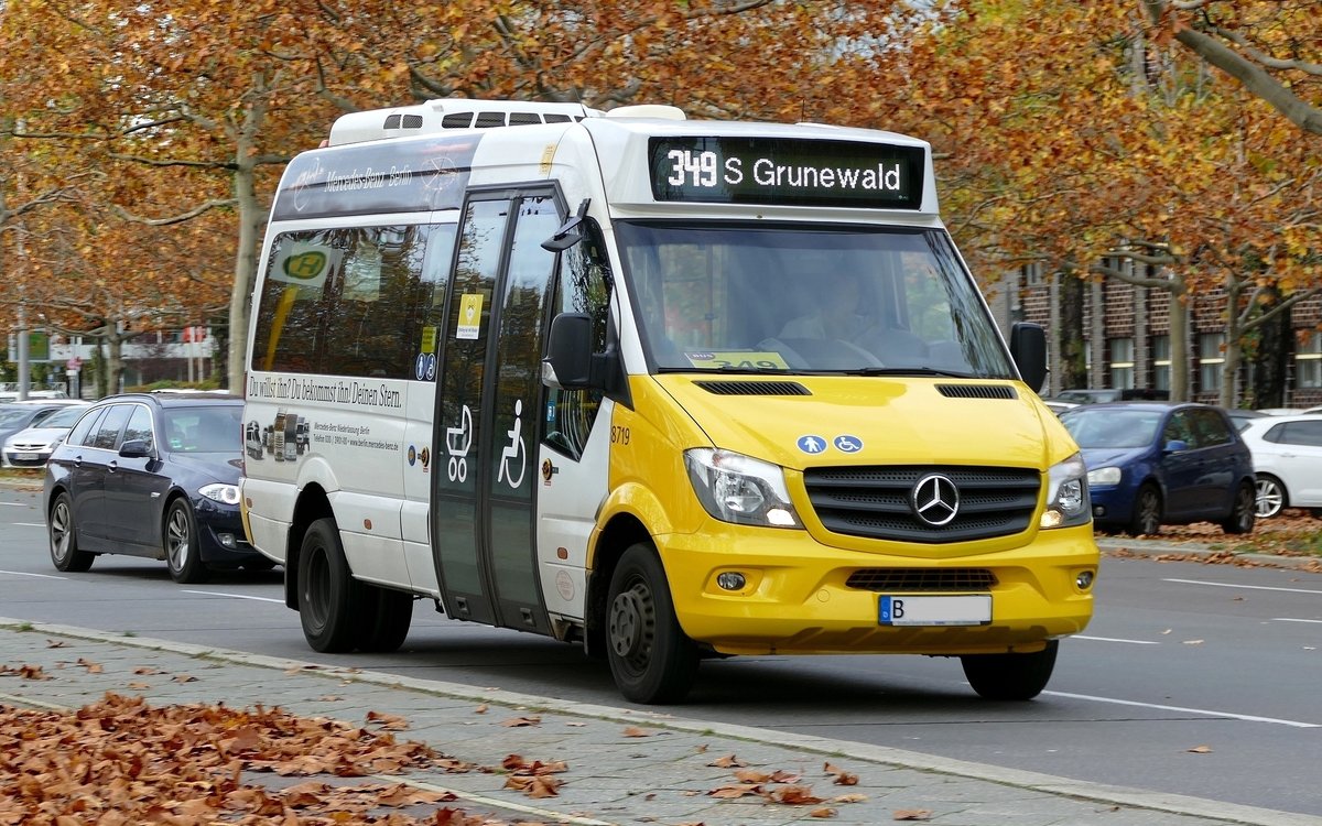 Berliner Taxi Innung, BVG Sub, mit dem Mercedes Sprinter, Wagen '8719', auf der Linie 349 Richtung S-Grunewald. Berlin im November 2020.