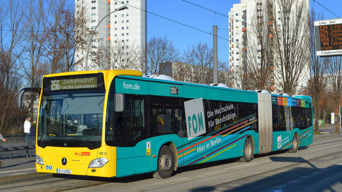 Berliner Verkehrsbetriebe mit dem Gelenkbus (BVG-Nr.4951) intern Typ MB GN19 aus dem Jahr 2019, Herstellertyp MB Citaro C2 GN als Linie 256 am 31.01.21 Haltestelle Bhf. Berlin-Hohenschönhausen.