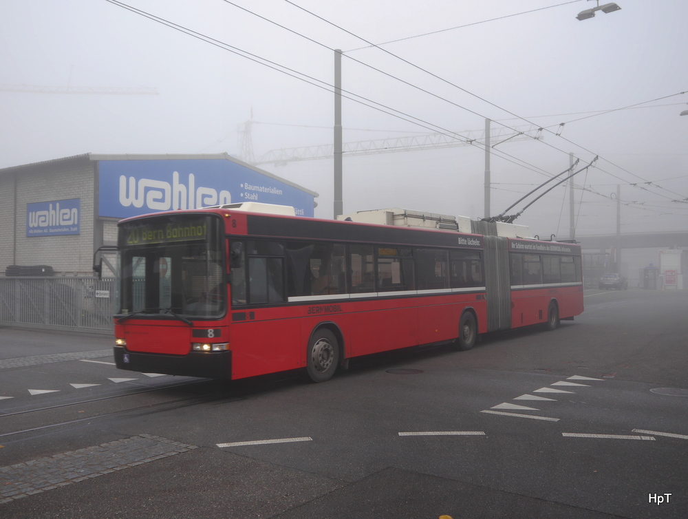 Bern Mobil - NAW Swisstrolley Nr.8  unterwegs auf der Linie 20 beim verlassen der Haltestelle Bern Wankdorf am 22.11.2014