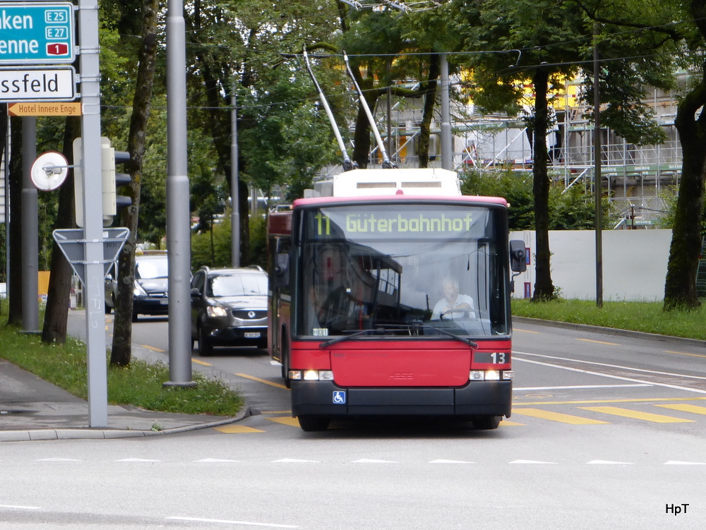 Bern Mobil - NAW Trolleybus Nr.13 unterwegs auf der Linie 11 in Bern Neufeld am 29.07.2014