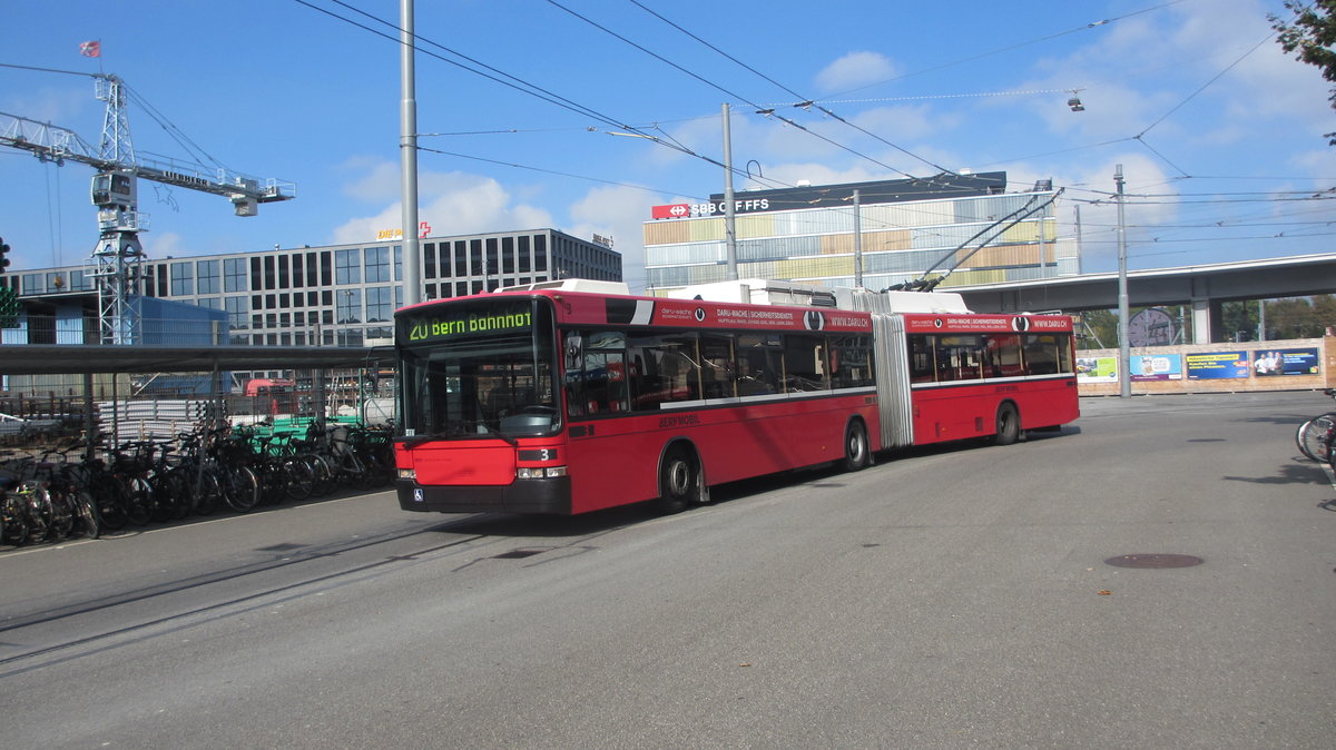 Bern Mobil Trolleybus 3 (NAW/Hess, SwTr2, 1997) am 12.10.2016 beim Bahnhof Bern-Wankdorf. Auf der Linie 20 sollen ab 2018 Doppel-Gelenktrolleybusse eingesetzt werden.