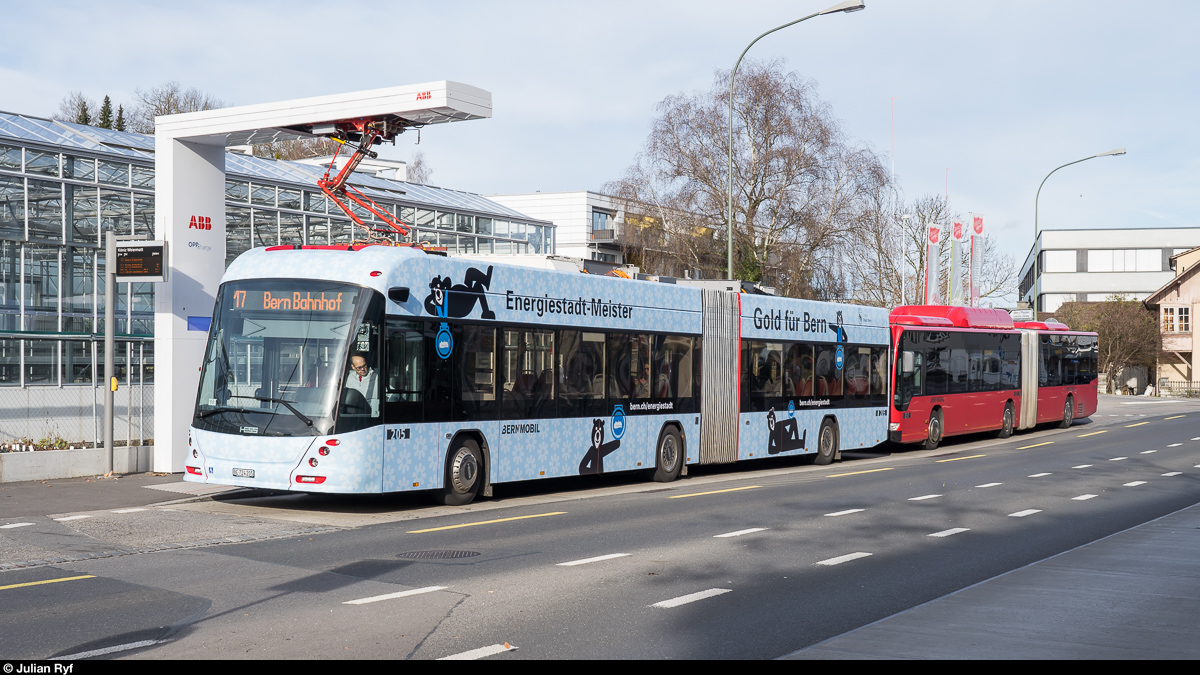 BERNMOBIL Batteriebus 205 mit Werbung für die Energiestadt Bern am 8. Dezember 2019 beim Laden an der Endstation Köniz Weiermatt.