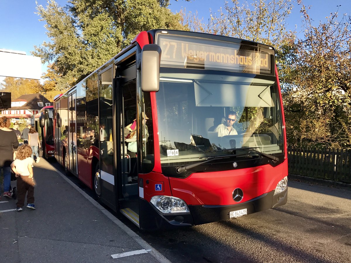 Bernmobil C2 K 435 am 16.10.17 am warten beim Bahnhof Niederwangen.