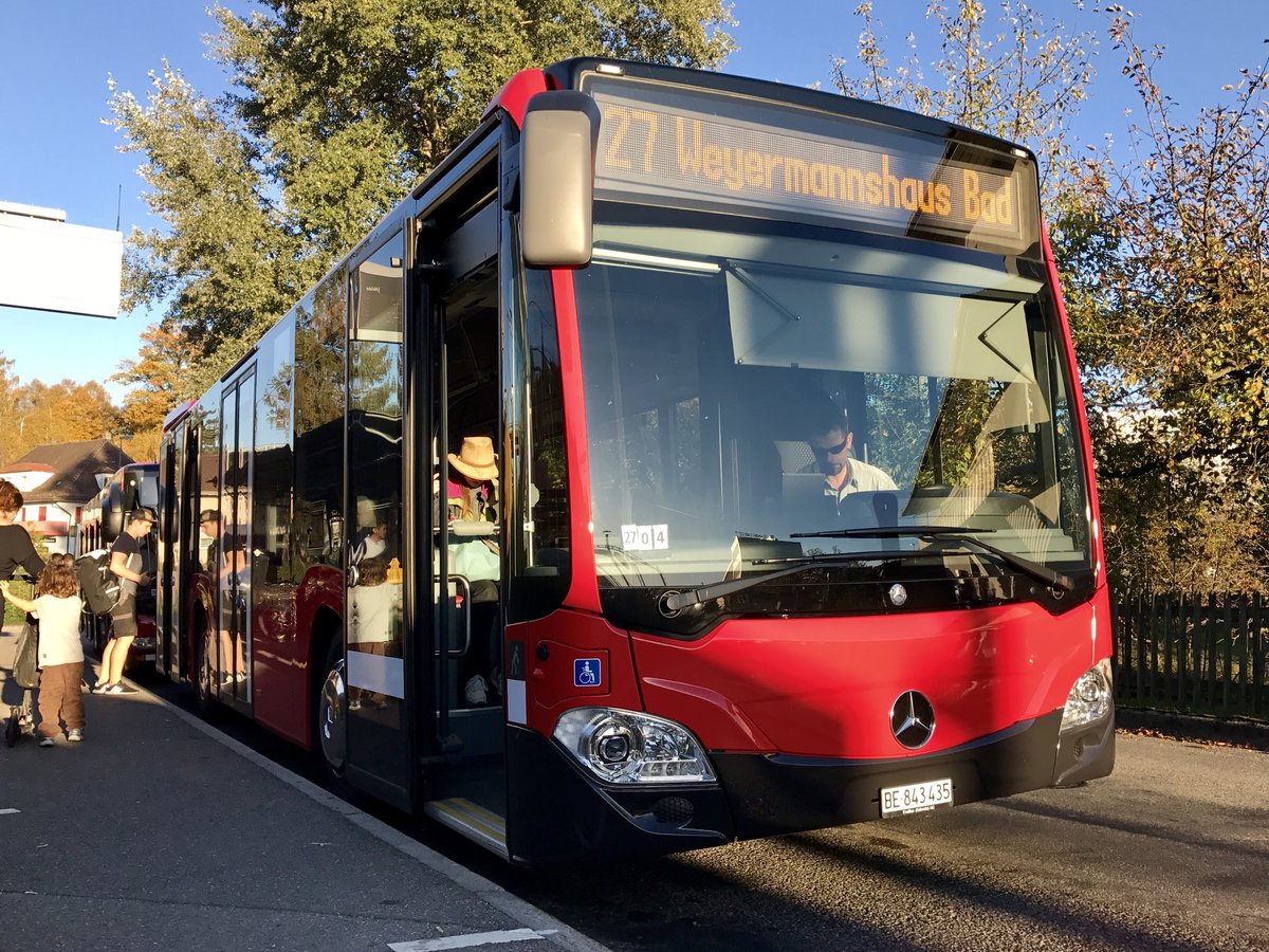 Bernmobil C2 K 435 am 16.10.17 am warten beim Bahnhof Niederwangen.