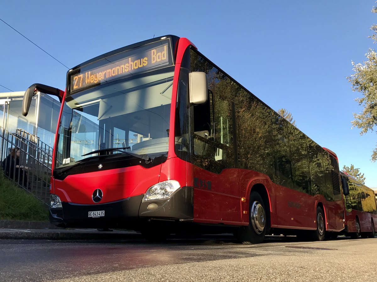 Bernmobil C2 K 435 wartet am 16.10.17 beim Bhf Niederwangen auf seine Abfahrt.