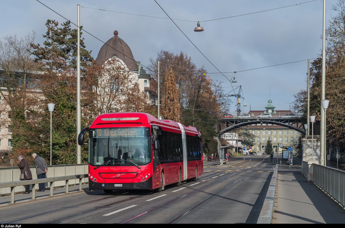 BERNMOBIL Hybridbus 885 überquert am 27. November 2016 auf der Linie 10 die Kornhausbrücke.