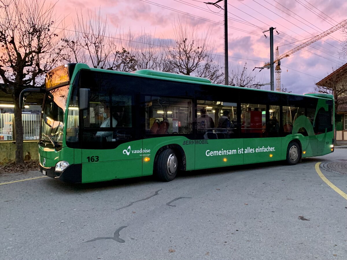 BERNMOBIL MB C2 hybrid 163 mit Vaudoise Vollwerbung am 4.1.22 beim Bahnhof Wichtrach.