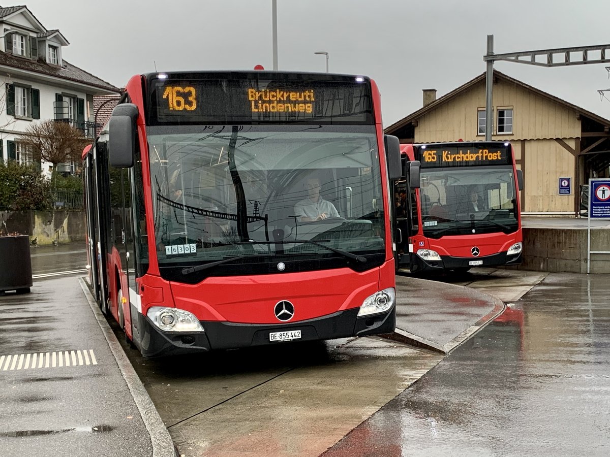 Bernmobil MB C2 K hybrid 442 und C2  norm  hybrid 171 am 5.3.20 beim Bahnhof Münsingen.