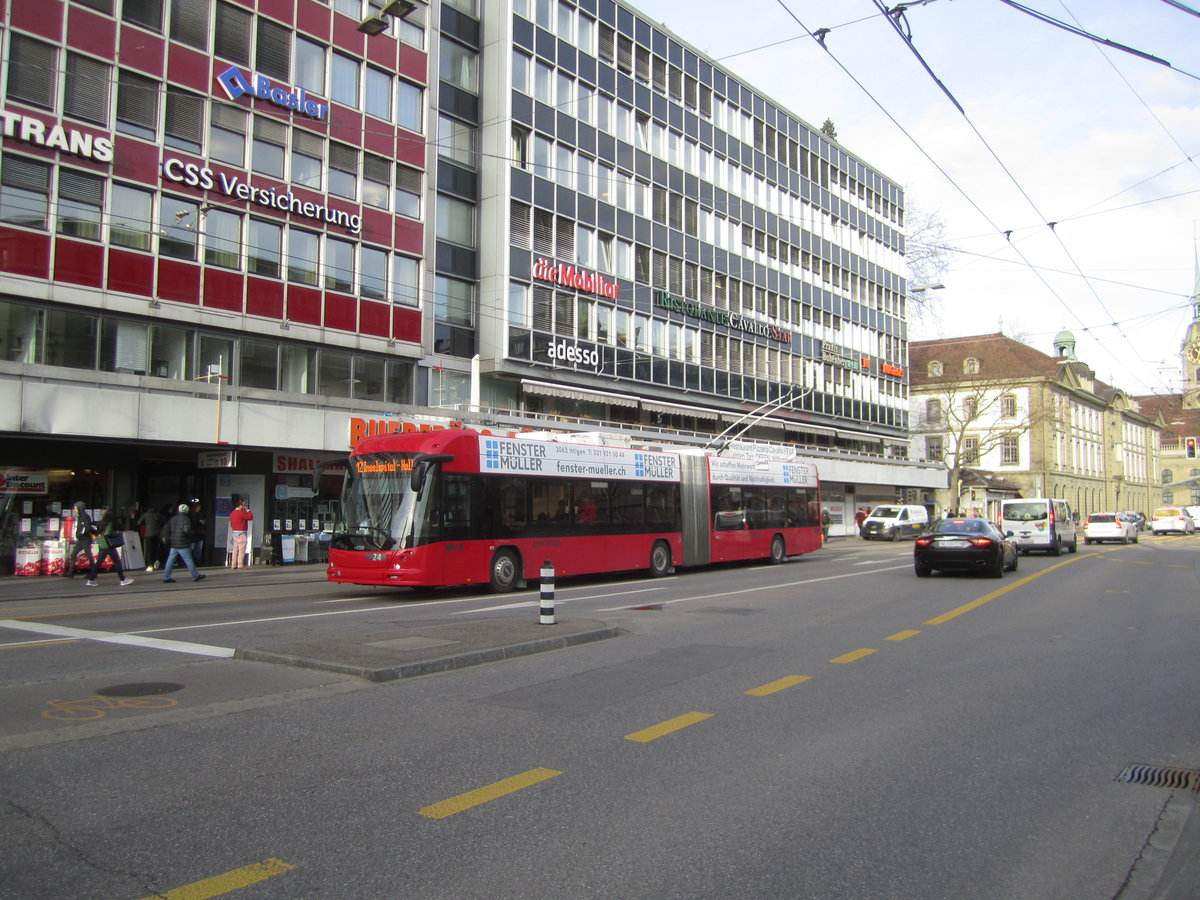 Bernmobil Nr. 24 (Hess Swisstrolley 5 BGT-22D DC) am 3.3.2020 zwischen den Haltestellen Bern, Bahnhof und Hirschengraben