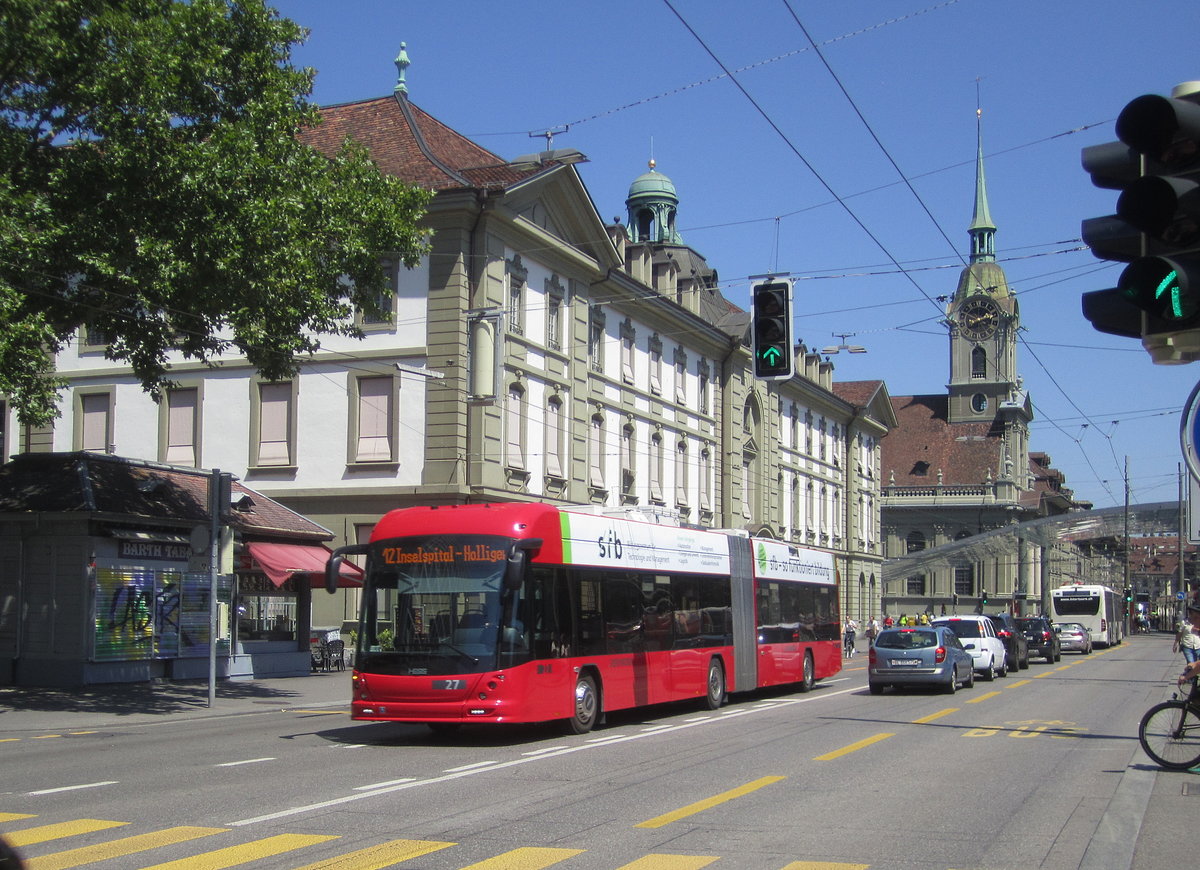 Bernmobil Nr. 27 (Hess Swisstrolley 5 BGT-22D DC) am 31.7.2020 beim Hirschengraben. Infolge einer Baustelle beim Zytglogge verkehren die Busse der Linie 12 im Batteriemodus.