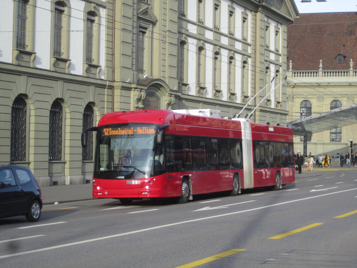 Bernmobil Nr. 33 (Hess Swisstrolley 5 BGT-22D DC) am 3.3.2020 zwischen den Haltestellen Bern, Bahnhof und Hirschengraben.