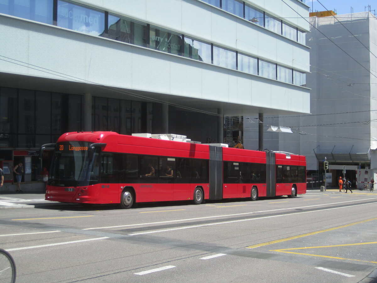 Bernmobil Nr. 53 (lighTram 25DC) am 23.6.2022 in Bern, Schanzenstrasse