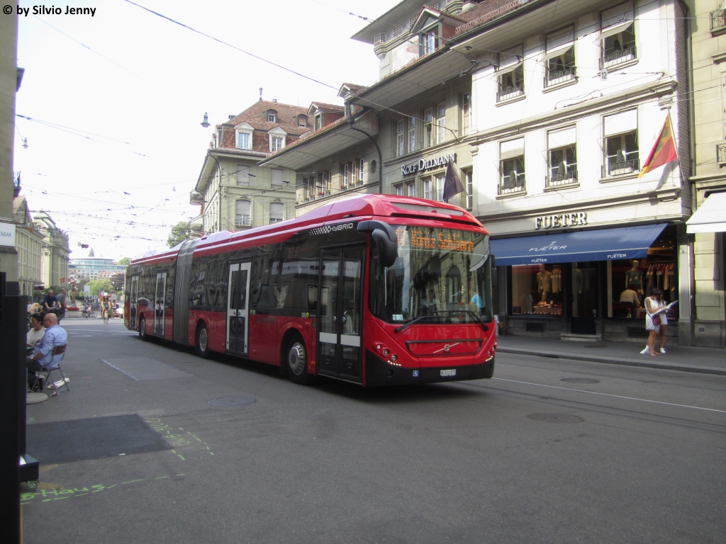Bernmobil Nr. 875 (Volvo 7900LAH) am 18.7.2017 in Bern, Zytglogge