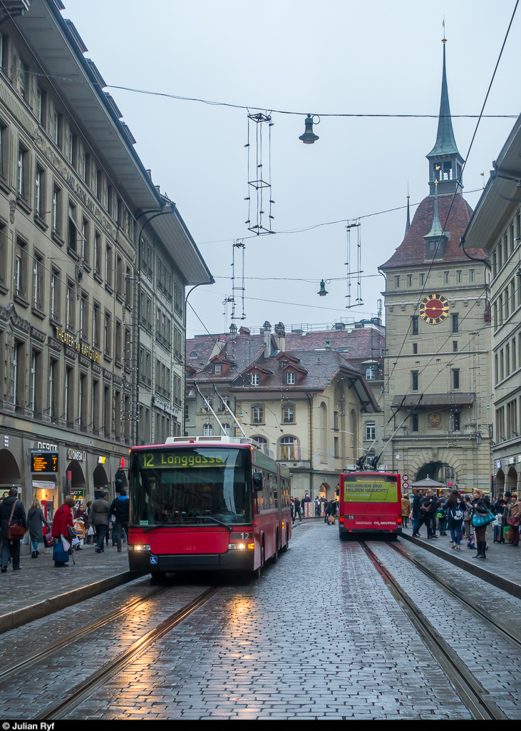 BERNMOBIL Trolley 12 und 19 kreuzen sich am 22. Dezember 2017 auf der Linie 12 am Bärenplatz. Auch nach Ablieferung der ersten neuen Swisstrolley 5 können solche Begegnungen noch häufig beobachtet werden, denn bis mindestens Ende 2018 kann noch nicht vollständig auf die alten Busse verzichtet werden.
