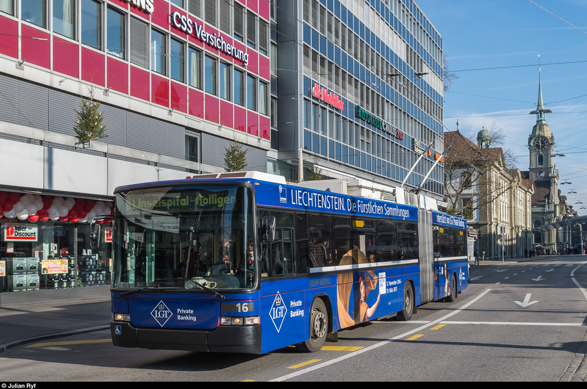 BERNMOBIL Trolley 16 mit Vollwerbung für die Ausstellung der Liechtensteinischen Fürstlichen Sammlungen im Kunstmuseum Bern am 27. November 2016 am Bubenbergplatz in Bern.