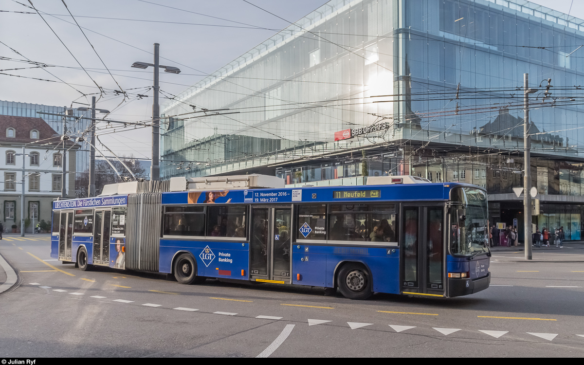 BERNMOBIL Trolley 16 mit Vollwerbung für die Ausstellung der Liechtensteinischen Fürstlichen Sammlungen im Kunstmuseum Bern am 27. November 2016 am Bahnhofplatz in Bern.