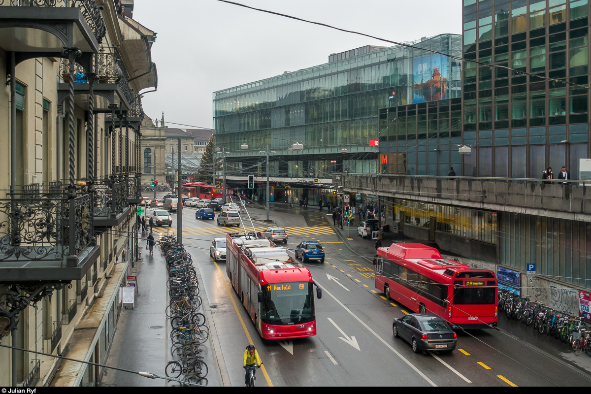 BERNMOBIL Trolley 24 am 22. Dezember 2017 auf der Linie 11 Richtung Neufeld zwischen Bahnhof und Bollwerk.