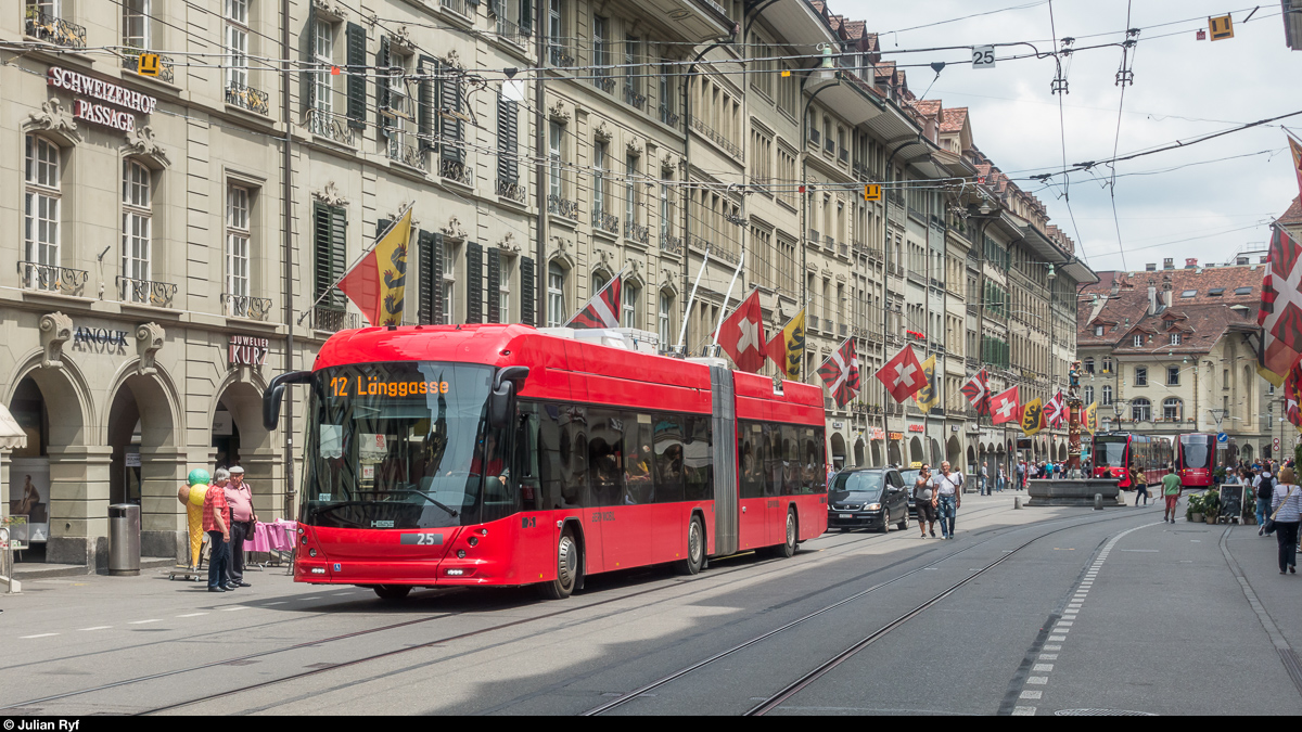BERNMOBIL Trolley 25 am 4. Juni 2018 auf der Linie 12 Richtung Längasse in der Berner Innenstadt.