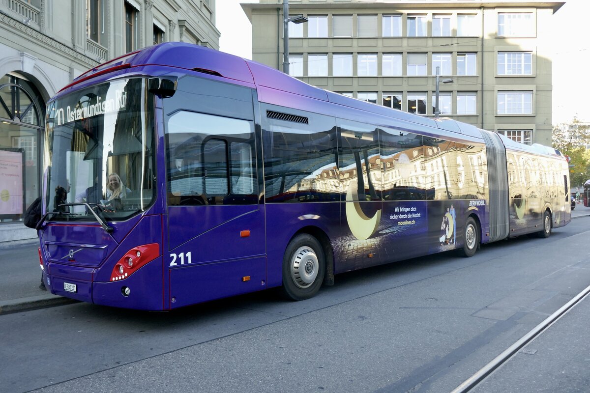 BERNMOBIL Volvo 7900 Hybrid 211 mit neuer Werbung für den Moonliner am 19.10.22 beim Bahnhof Bern
