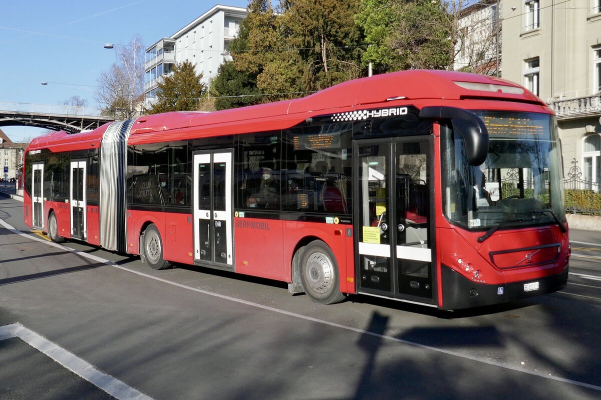 BERNMOBIL Volvo 7900 Hybrid 876 am 26.2.22 beim Kursaal. 