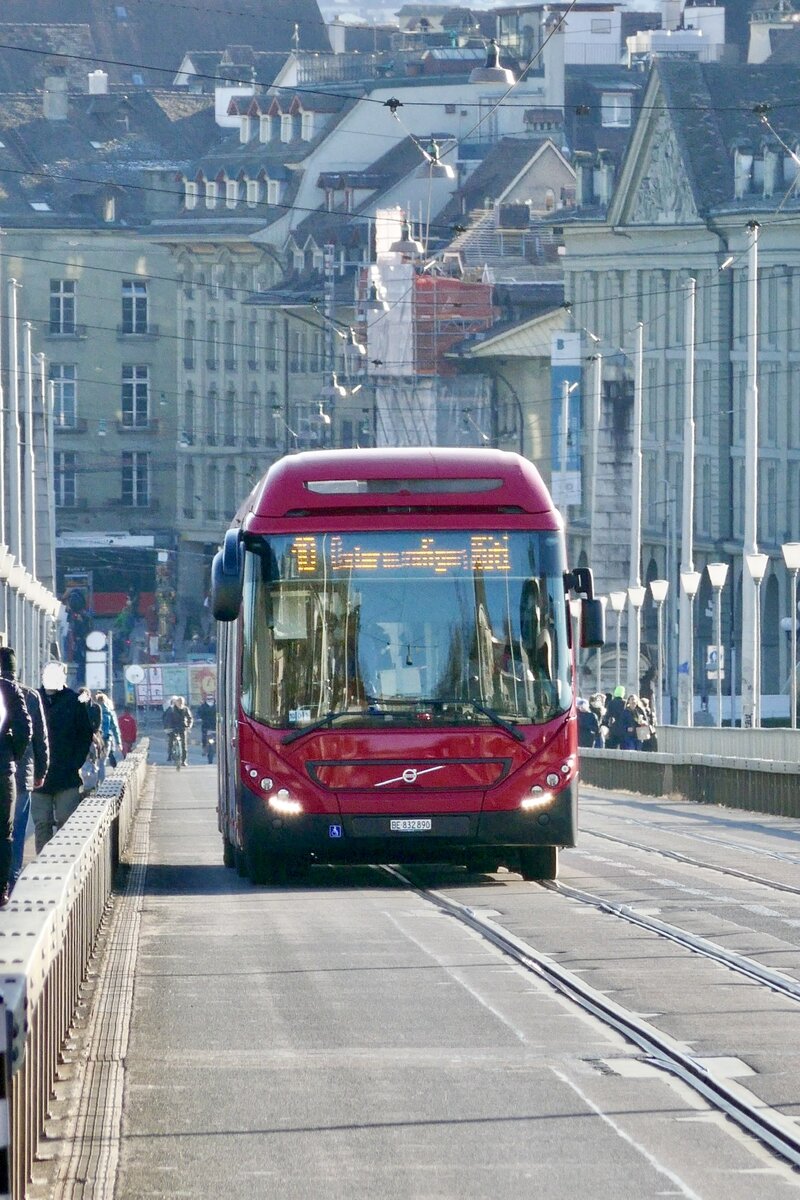 BERNMOBIL Volvo 7900 Hybrid 890 am 26.2.22 auf der Kornhausbrücke.