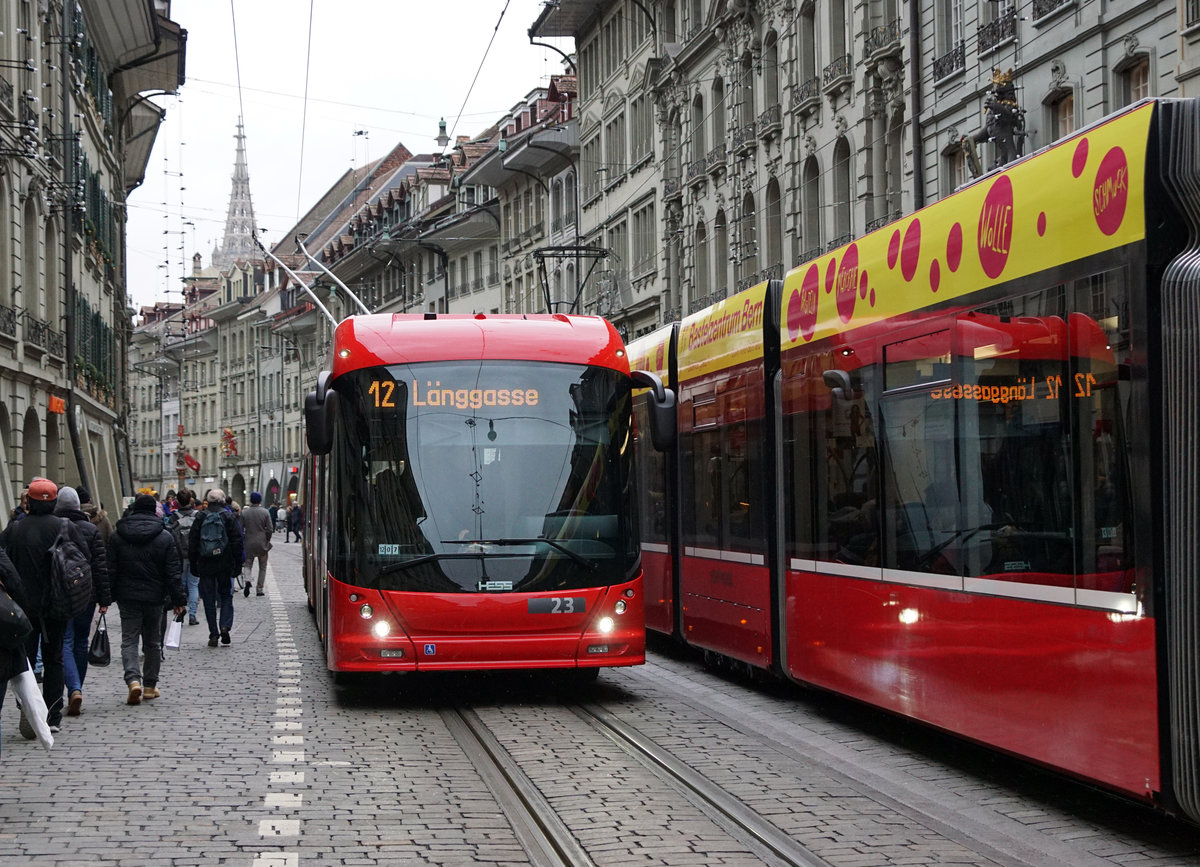 BERNMOBIL:
Seit dem Montag den 11. Dezember 2017 stehen in der Bundeshauptstadt acht neue Troleybusse auf allen Linien im Einsatz. Weitere Fahrzeuge werden im Frühling 2018 dem Betrieb übergeben. Meine ersten Betriebsaufnahmen entstanden leider bei schlechtem Wetter am 16. Dezember 2017.
Foto: Walter Ruetsch