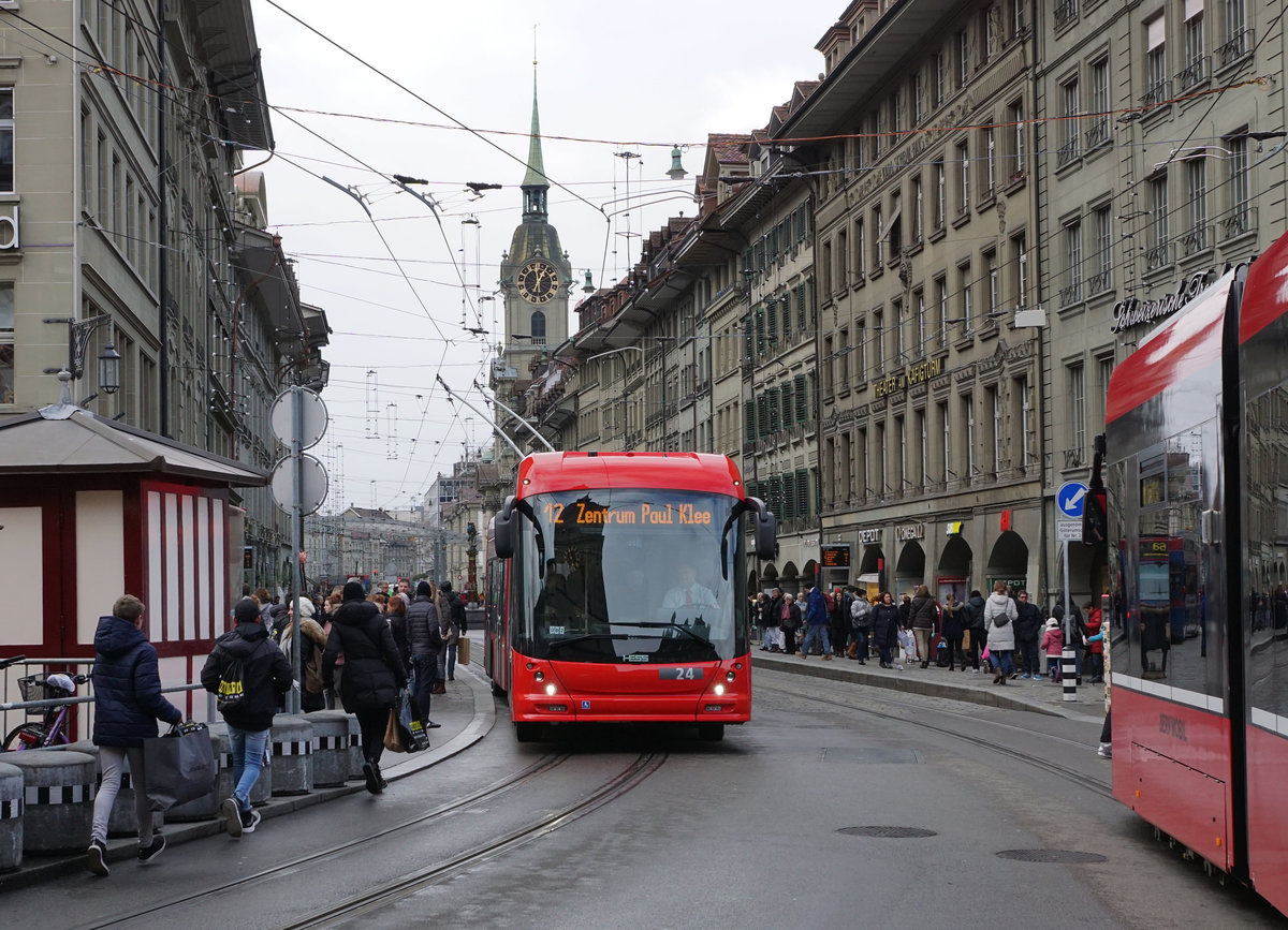 BERNMOBIL:
Seit dem Montag den 11. Dezember 2017 stehen in der Bundeshauptstadt acht neue Troleybusse auf allen Linien im Einsatz. Weitere Fahrzeuge werden im Frühling 2018 dem Betrieb übergeben. Meine ersten Betriebsaufnahmen entstanden leider bei schlechtem Wetter am 16. Dezember 2017.
Foto: Walter Ruetsch