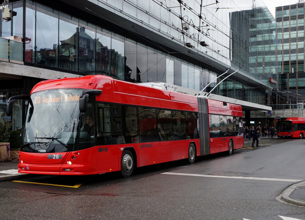 BERNMOBIL:
Seit dem Montag den 11. Dezember 2017 stehen in der Bundeshauptstadt acht neue Troleybusse auf allen Linien im Einsatz. Weitere Fahrzeuge werden im Frühling 2018 dem Betrieb übergeben. Meine ersten Betriebsaufnahmen entstanden leider bei schlechtem Wetter am 16. Dezember 2017.
Foto: Walter Ruetsch