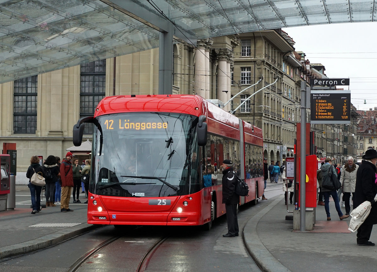 BERNMOBIL:
Seit dem Montag den 11. Dezember 2017 stehen in der Bundeshauptstadt acht neue Troleybusse auf allen Linien im Einsatz. Weitere Fahrzeuge werden im Frühling 2018 dem Betrieb übergeben. Meine ersten Betriebsaufnahmen entstanden leider bei schlechtem Wetter am 16. Dezember 2017.
Foto: Walter Ruetsch